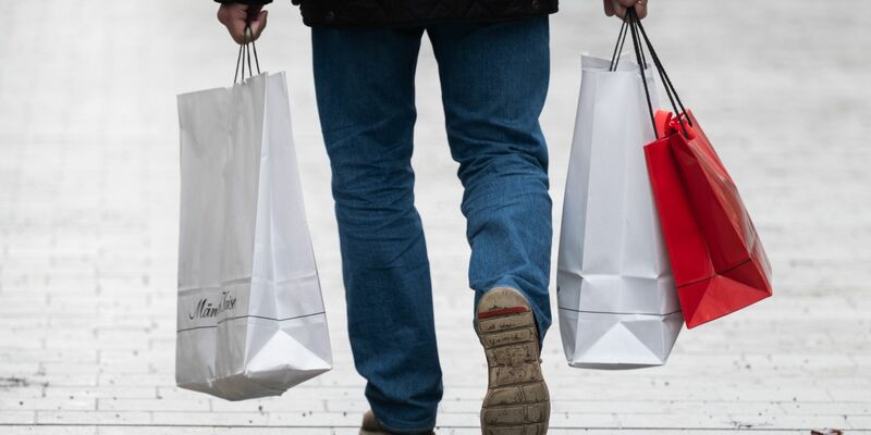 Er hat gut eingekauft, doch viele Menschen schränken ihre Konsumausgaben ein. - Foto: Julian Stratenschulte/dpa