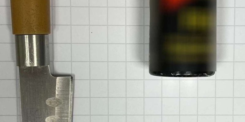 BPOL NRW: 21-Jähriger leistet Widerstand - Bundespolizei stellt Messer und Tierabwehrspray sicher - Foto: presseportal.de