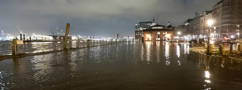 Das Wasser der Elbe überspült bei Hochwasser Teile des Strands in Hamburg-Övelgönne. - Foto: Bodo Marks/dpa