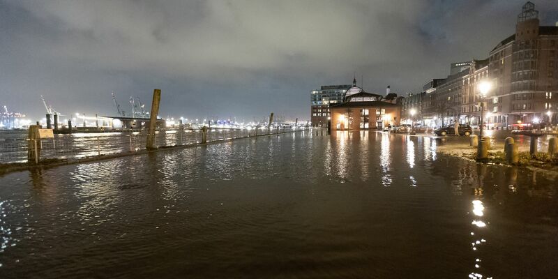 Das Wasser der Elbe überspült bei Hochwasser Teile des Strands in Hamburg-Övelgönne. - Foto: Bodo Marks/dpa