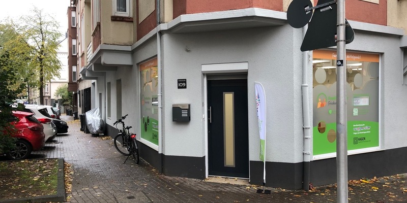 POL-HA: Beamter des Bezirksdienstes der Hagener Polizei besucht Eröffnung des Familienbüros in Altenhagen - Foto: presseportal.de