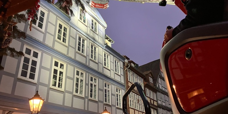 FW Celle: Das muss passen - mit der Drehleiter über den Celler Weihnachtsmarkt! - Foto: presseportal.de