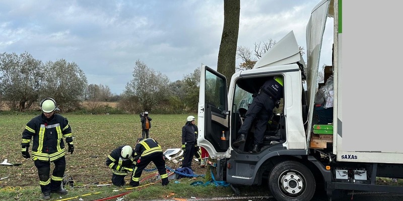 Feuerwehr Kalkar: Verkehrsunfall mit LKW - Foto: presseportal.de
