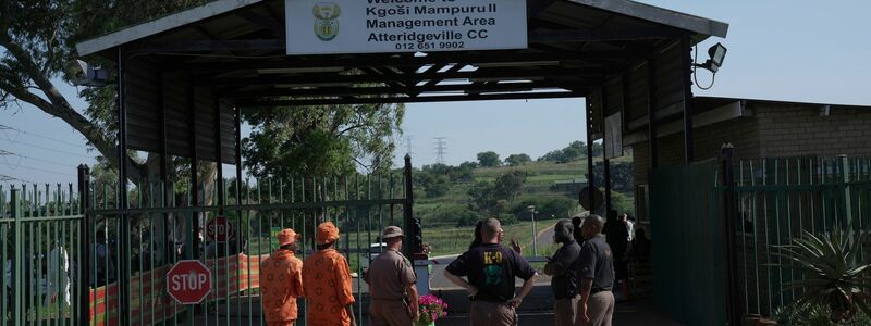 Polizisten versammeln sich am Eingang des Atteridgeville-Gefängnisses, in dem der ehemalige Spitzensportler Pistorius einsitzt. - Foto: Tsvangirayi Mukwazhi/AP/dpa