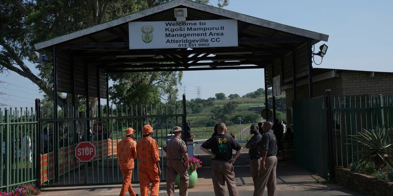 Polizisten versammeln sich am Eingang des Atteridgeville-Gefängnisses, in dem der ehemalige Spitzensportler Pistorius einsitzt. - Foto: Tsvangirayi Mukwazhi/AP/dpa