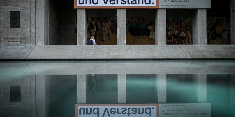 Klingbeil präsentierte seinen Haushaltsentwurf in Berlin. - Foto: Kay Nietfeld/dpa