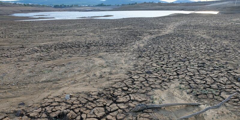 Der Staudamm Mumcular: Der einst stattliche Stausee liegt zusammengeschrumpft inmitten vertrockneter und aufgerissener Erde im Osten des türkischen Urlaubsorts Bodrum. - Foto: Mirjam Schmitt/dpa