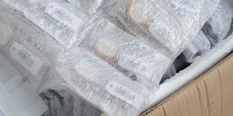 HZA-D: Zoll Düsseldorf stellt mehr als 1.300 gefälschte Uhren sicher / Gefälschte Uhren waren als Haarglätter angemeldet und bereits für den Weiterverkauf verpackt - Foto: presseportal.de