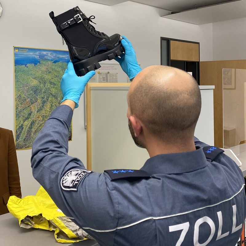 HZA-KA: Besonders zur Weihnachtszeit: Wie Ihr Paket durch den Zoll kommt! / Das Hauptzollamt Karlsruhe informiert! - Foto: presseportal.de