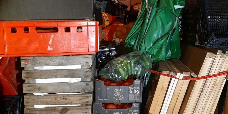 HZA-FF: Zoll beschlagnahmt über 250.000 Stück unversteuerte Zigaretten im Kleintransporter; Fahrt zum Wochenmarkt war vorgetäuscht - Foto: presseportal.de