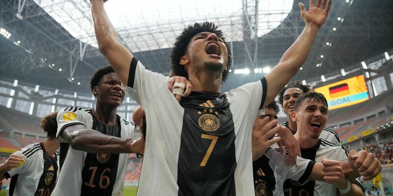 Paris Brunner (M) brachte Deutschlands U17 gegen Spanien auf die Siegerstraße. - Foto: Achmad Ibrahim/AP/dpa