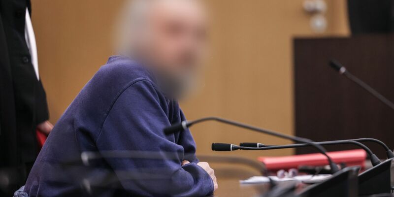 Der Angeklagte sitzt im Gerichtssaal auf der Anklagebank. - Foto: Oliver Berg/dpa Pool/dpa