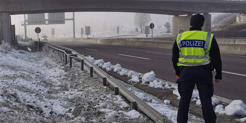 Bundespolizeidirektion München: Ohne gültige Dokumente zur Kontrolle/ Bundespolizei schickt Migranten außer Landes - Foto: presseportal.de