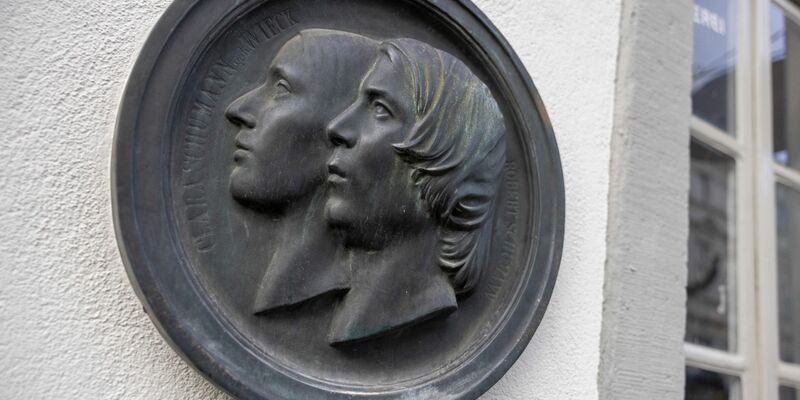 Ein historisches Tafelklavier der Klaviermanufaktur Johann Bernhard Klems im Schumann-Haus. - Foto: Thomas Banneyer/dpa