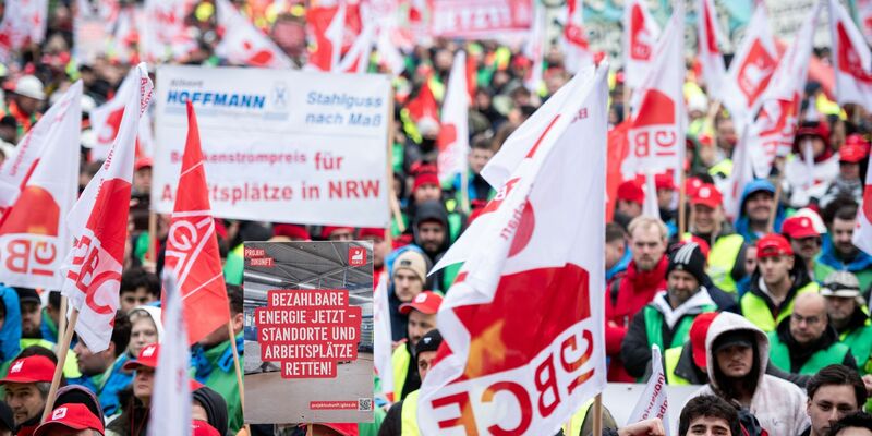 In Duisburg kamen laut IG Metall rund 10.000 Menschen zu der Kundgebung vor dem Stahlwerk von Thyssenkrupp. - Foto: Fabian Strauch/dpa