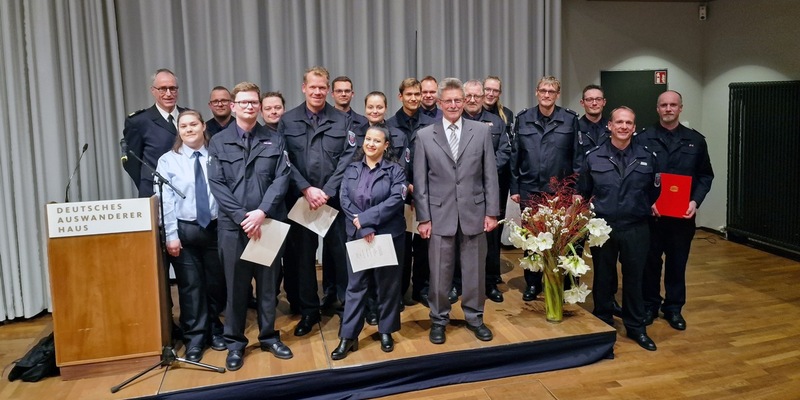 FW Bremerhaven: Beförderungszeremonie der Freiwilligen Feuerwehren aus Bremerhaven - Foto: presseportal.de