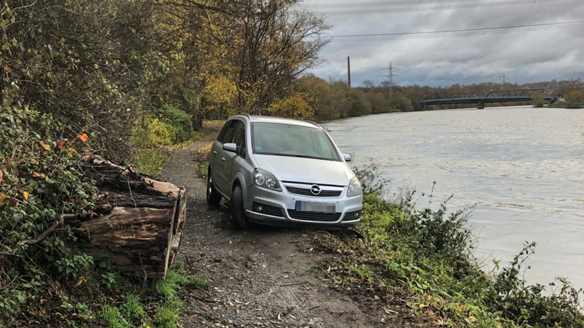 POL-BO: Kleinwagen auf Abwegen: Vom Fahrer fehlte jede Spur - Foto: presseportal.de