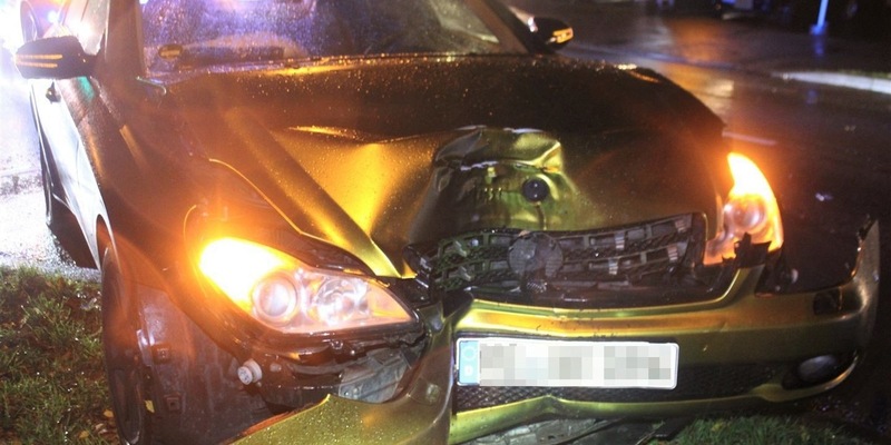 POL-MI: Auto kollidiert mit Baum - Foto: presseportal.de