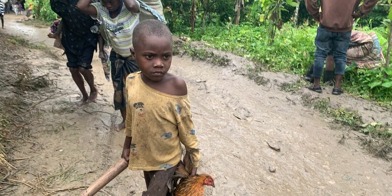 Flüchtlinge aus der Demokratischen Republik Kongo sind auf dem Weg zu einem Auffanglager im Bezirk Bundibugyo im Westen Ugandas. - Foto: Geoffrey Nyamwongera/XinHua/dpa