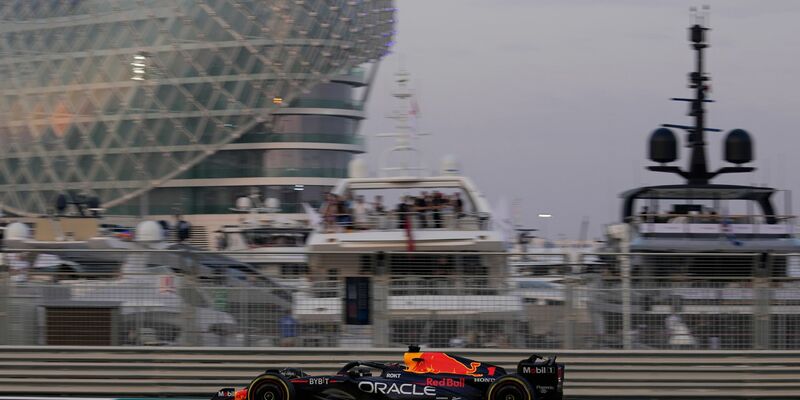 Max Verstappen wurde im zweiten Training in Abu Dhabi Dritter. - Foto: Kamran Jebreili/AP/dpa