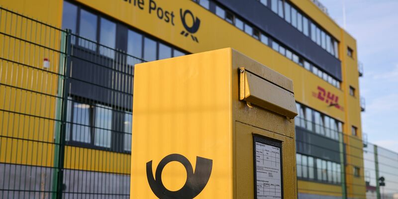Nach dem Vorschlag des Bundeswirtschaftsministeriums soll die Post bei der Beförderung von Briefen mehr Zeit bekommen. - Foto: Christian Charisius/dpa