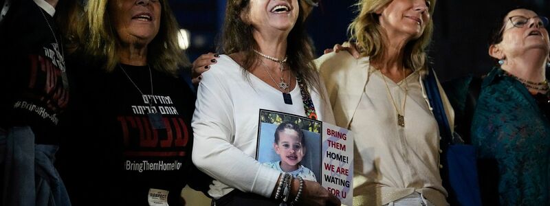 Große Freude in Tel Aviv über die Freilassung der israelischen Geiseln. - Foto: Ariel Schalit/AP/dpa