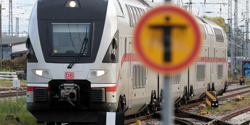 Sobald ein entsprechendes Ergebnis der Urabstimmung vorliegt, könnte die GDL zu einem unbefristeten Streik aufrufen. - Foto: Bernd Wüstneck/dpa