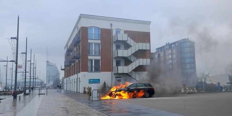 FW Bremerhaven: PKW-Brand - Foto: presseportal.de