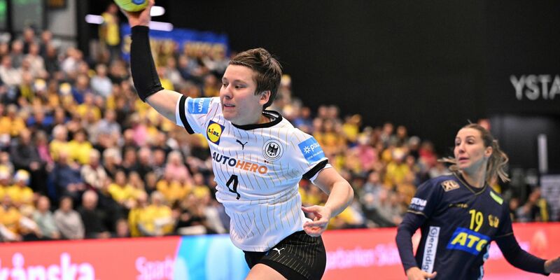Alina Grijseels (l) und die DHB-Frauen setzten sich in Schweden durch. - Foto: Johan Nilsson/TT News Agency/AP/dpa