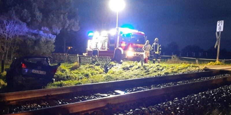 BPOL-FL: Rosendahl - Zug kollidiert mit PW auf Bahnübergang - Fahrer schwerverletzt - Foto: presseportal.de