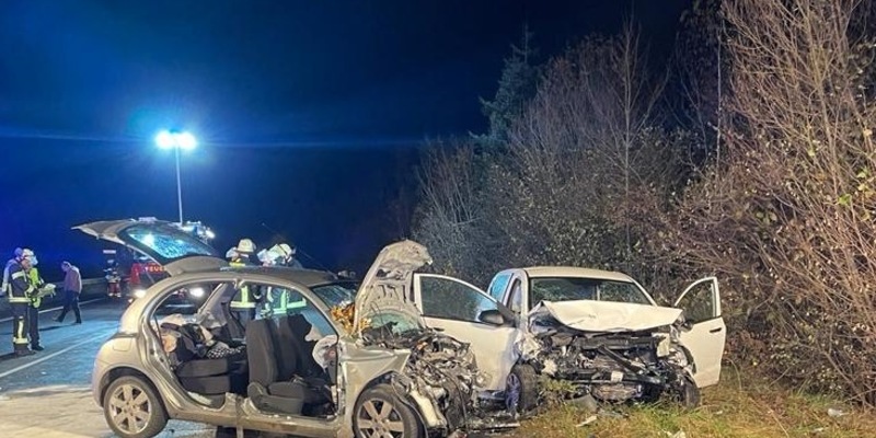 FW Bergheim: Drei Schwerverletzte nach Frontalzusammenstoß auf B477 bei Bergheim - Zwei Rettungshubschrauber im Einsatz - Verletzte in Fahrzeugen eingeklemmt - Foto: presseportal.de