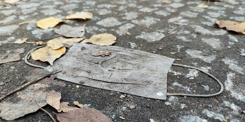 Weggeworfener Mund-Nasen-Schutz im Herbst (Archiv) - Foto: über dts Nachrichtenagentur