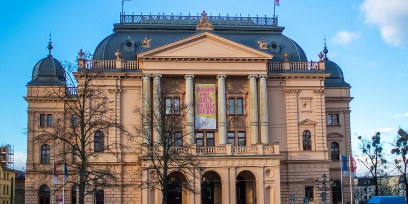 Das Staatstheater in Schwerin. Nach einem Brand mussten die Zuschauer das Haus am Freitag verlassen. - Foto: Jens Büttner/dpa-Zentralbild/dpa