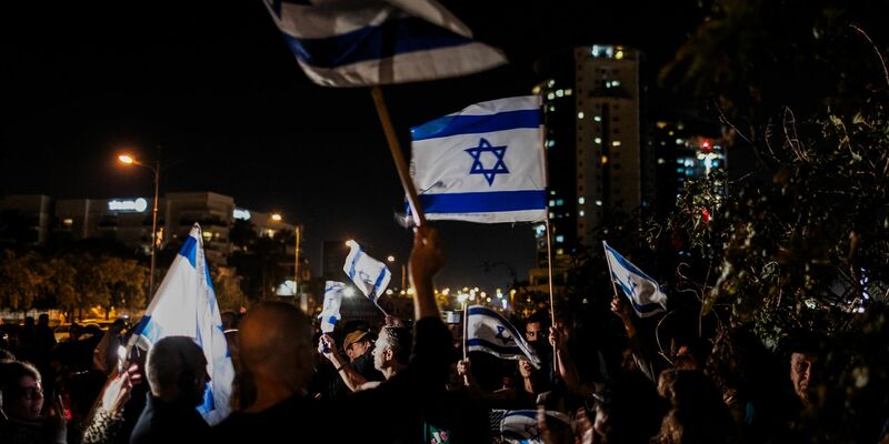 Menschen jubeln nachdem ein Hubschrauber mit von Hamas-Terroristen freigelassenen Geiseln im Schneider Children's Medical Center of Israel gelandet ist. - Foto: Ilia Yefimovich/dpa