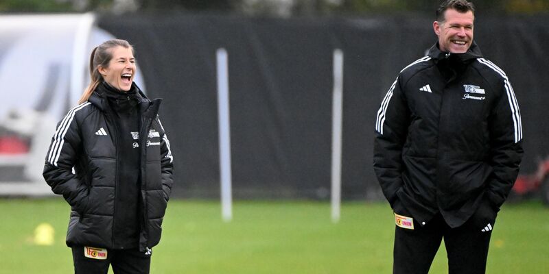 Interimstrainer Marco Grote und Co-Trainerin Marie-Louise Eta leiten das Training. - Foto: Matthias Koch/dpa