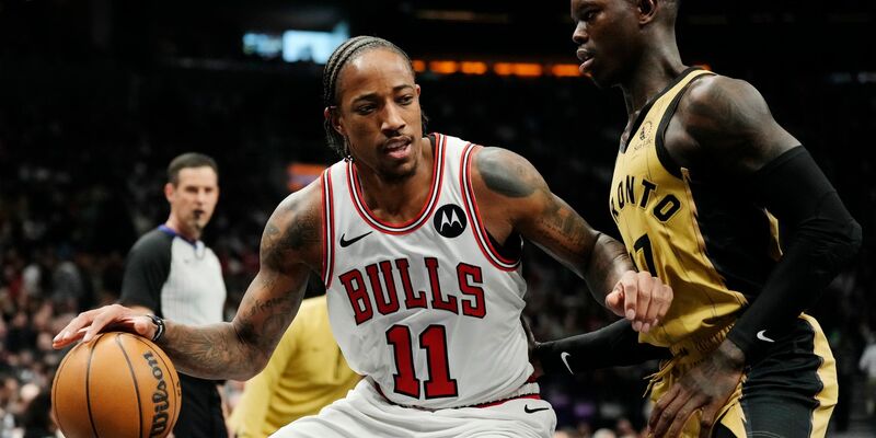 Dennis Schröder (r) erzielte gegen die Bulls zwar 17 Punkte und gab fünf Assists, aber schied mit den Toronto Raptors aus. - Foto: Frank Gunn/The Canadian Press via AP/dpa