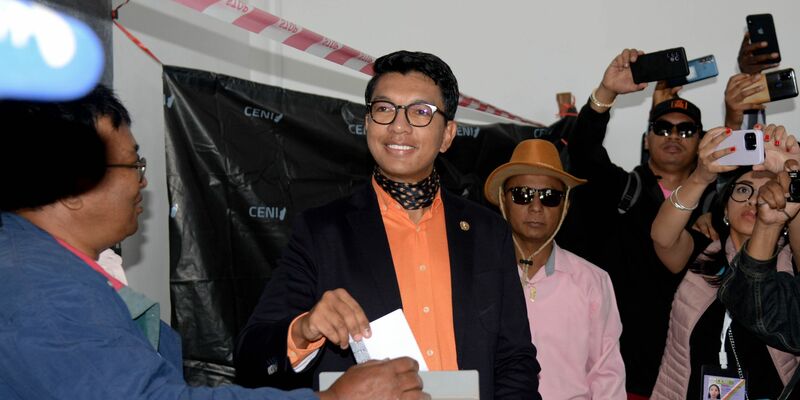 Andry Rajoelina vergangene Woche während seiner Stimmabgabe in einem Wahllokal ab. - Foto: Sitraka Rajaonarison/XinHua/dpa