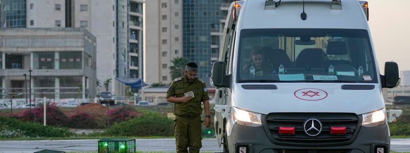 Israelische Sicherheitskräfte vor dem Schneider Children's Medical Center in Petah Tikva, in Vorbereitung auf die Freilassung israelischer Geiseln. - Foto: Ohad Zwigenberg/AP/dpa