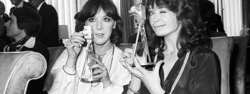 Die Schauspielerin Heidelinde Weis (l) und die norwegische Sängerin Wencke Myhre posieren nach der Verleihung mit ihrem Goldenen Kameras (1978). - Foto: Chris Hoffmann/dpa