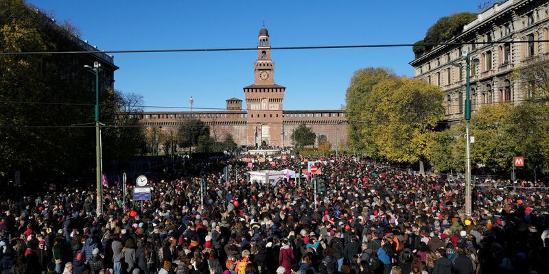 Demonstration in Mailand anlässlich des Internationalen Tags gegen Gewalt an Frauen. - Foto: Luca Bruno/AP/dpa