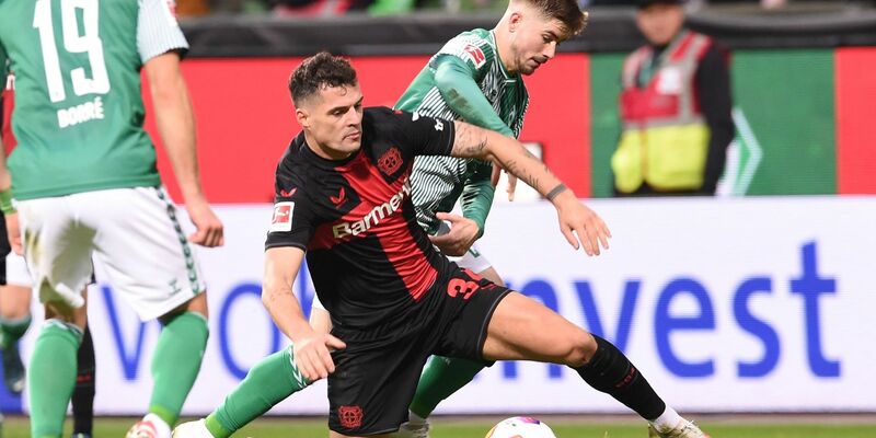 Granit Xhaka (M) setzte sich mit Leverkusen bei Werder Bremen durch. - Foto: Carmen Jaspersen/dpa