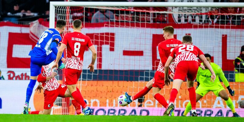 Mathias Honsak (l) markierte Darmstadts Tor in Freiburg. - Foto: Tom Weller/dpa