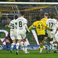 Nico Schlotterbeck (2.v.r.) genießt bei Trainer Niko Kovac hohes Ansehen. - Foto: Bernd Thissen/dpa