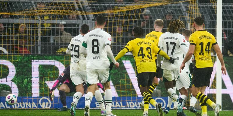 Jamie Bynoe-Gittens (3.r.) erzielte das dritte BVB-Tor im Borussia-Duell. - Foto: Bernd Thissen/dpa