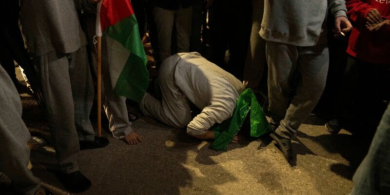 Ehemalige palästinensische Gefangene beten bei ihrer Ankunft in der Stadt Beitunia im Westjordanland. - Foto: Nasser Nasser/AP