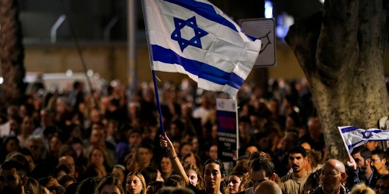 Menschen nehmen in Tel Aviv an einer Solidaritätskundgebung für die von der Hamas entführten Geiseln teil. - Foto: Leo Correa/AP/dpa