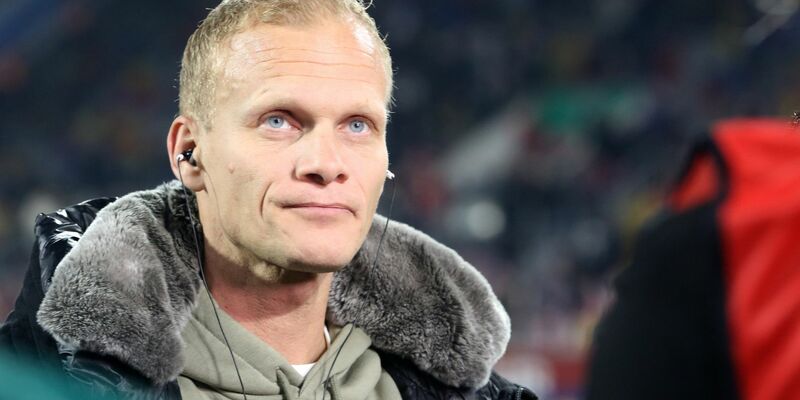 Der Schalker Trainer Karel Geraerts steckt mit seinem Team mitten im Kampf um den Klassenerhalt. - Foto: Roland Weihrauch/dpa
