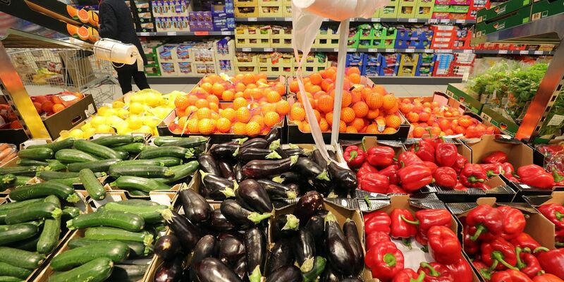 Obst- und Gemüsesorten liegen in einem Supermarkt zum Verkauf bereit. - Foto: Wolfgang Kumm/dpa
