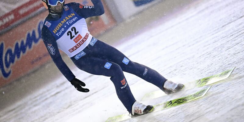 Skispringer Pius Paschke freut sich nach seinem zweiten Sprung. - Foto: Heikki Saukkomaa/Lehtikuva/dpa