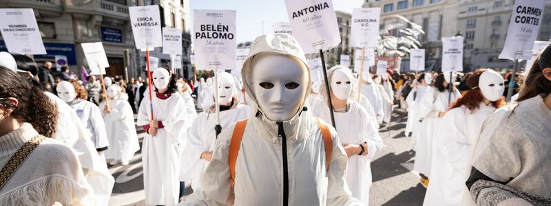 Demonstranten in Madrid tragen Schilder mit den Namen von Frauen, die durch männliche Gewalt ermordet wurden. - Foto: Diego Radamés/EUROPA PRESS/dpa